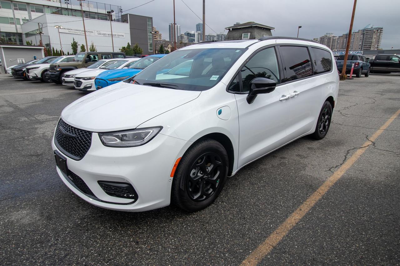2024 Chrysler Pacifica Premium S Appearance Photo1