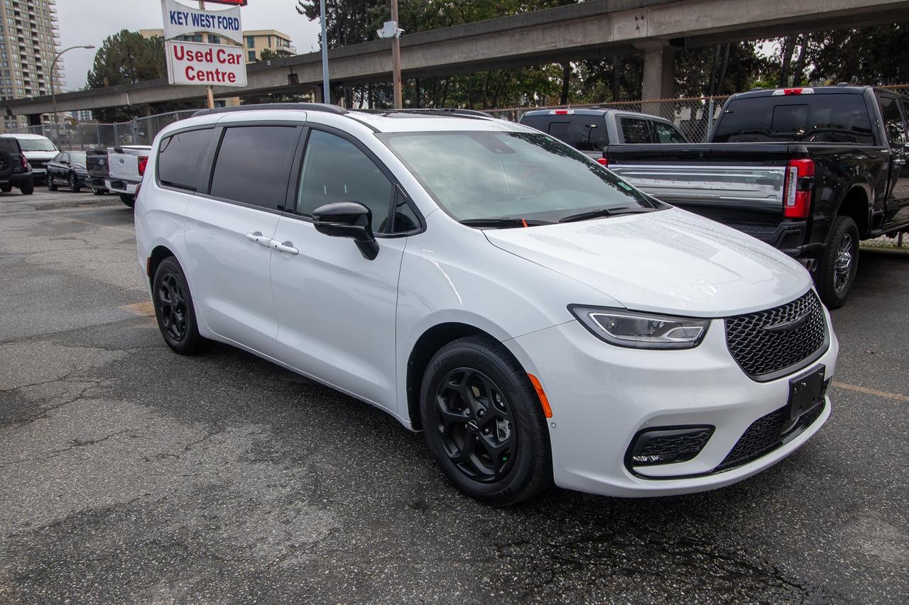 2024 Chrysler Pacifica Premium S Appearance Photo3