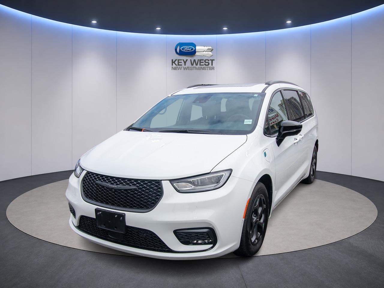 White 2024 Chrysler Pacifica Hybrid Minivan Front-Wheel Drive Continuously Variable Transmission