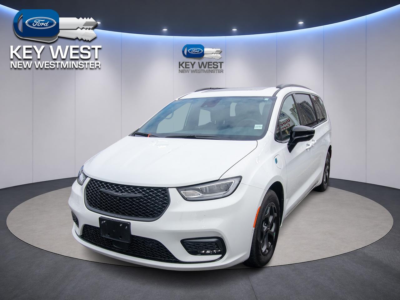 White 2024 Chrysler Pacifica Hybrid Minivan Front-Wheel Drive Continuously Variable Transmission