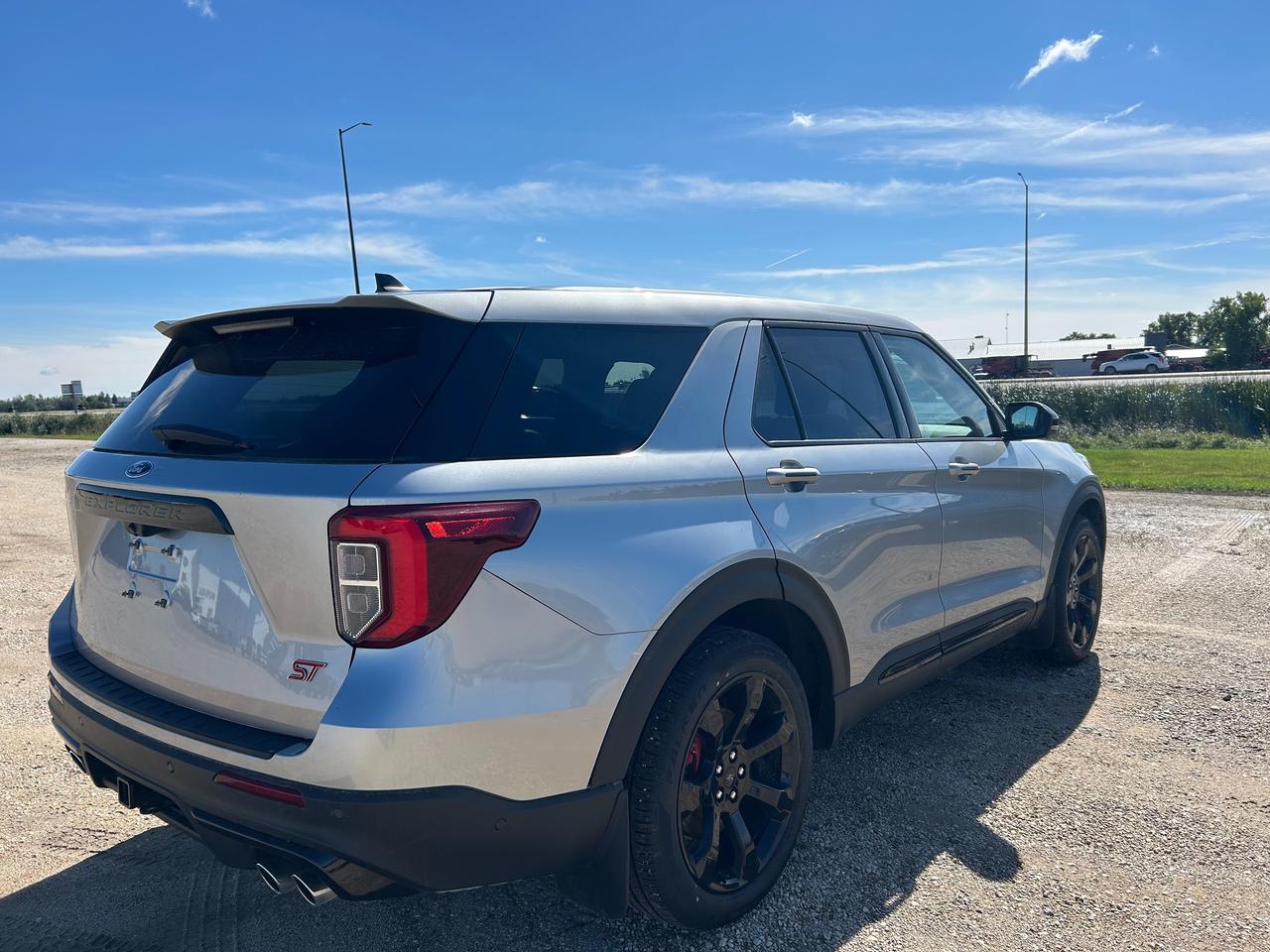 2022 Ford Explorer ST Photo3