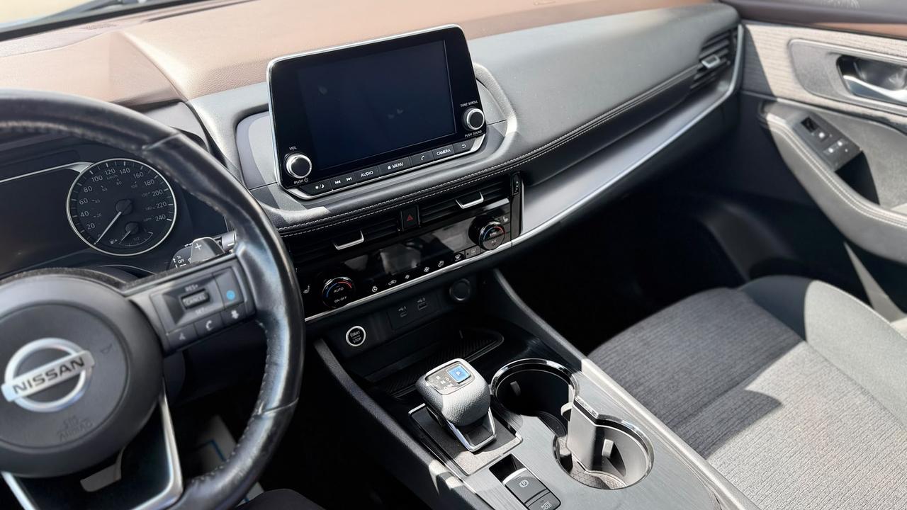 2021 Nissan Rogue SV Photo