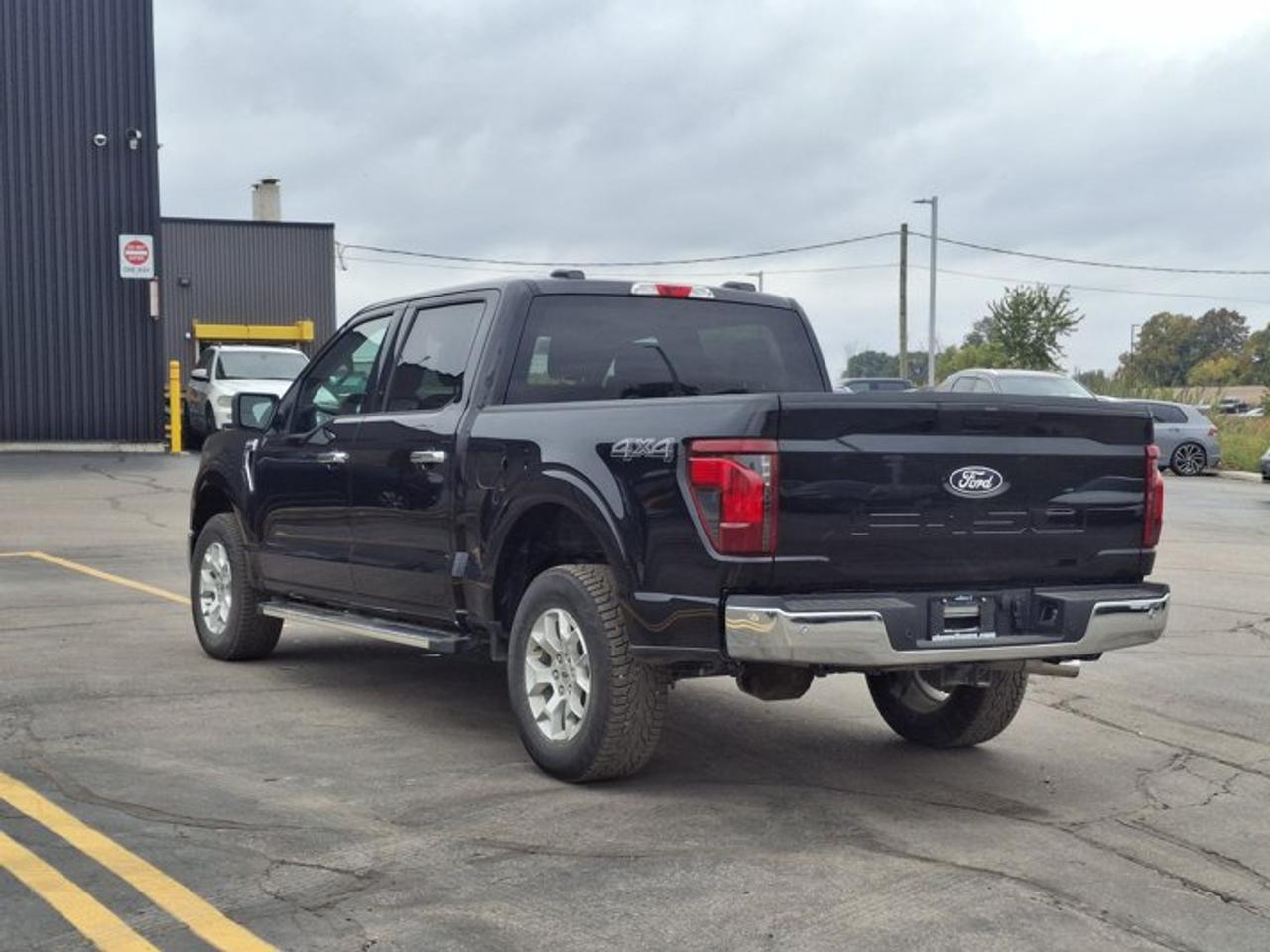 2025 Ford F-150 XLT Crew 4X4 | 5.0L V8 | 301A | Power Seat | Auto Climate | BLIS w/RCTA | CarPlay + Android & More ! Photo