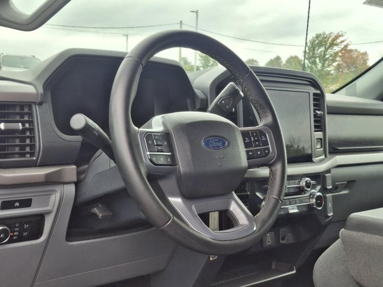 2025 Ford F-150 XLT Crew 4X4 | 5.0L V8 | 301A | Power Seat | Auto Climate | BLIS w/RCTA | CarPlay + Android & More ! Photo