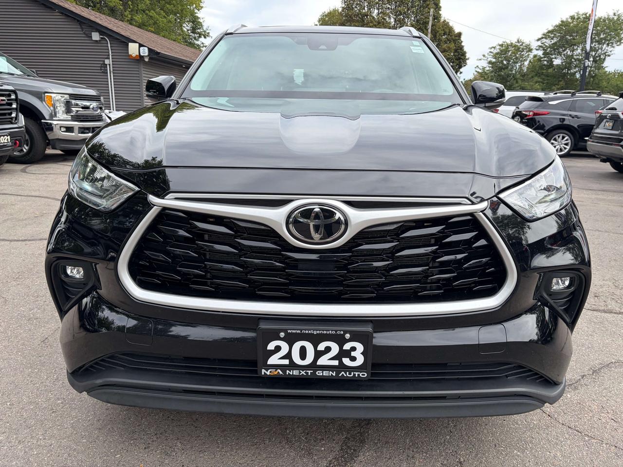 2023 Toyota Highlander XLE AWD One Owner Clean CARFAX SofTex Moonroof Photo2