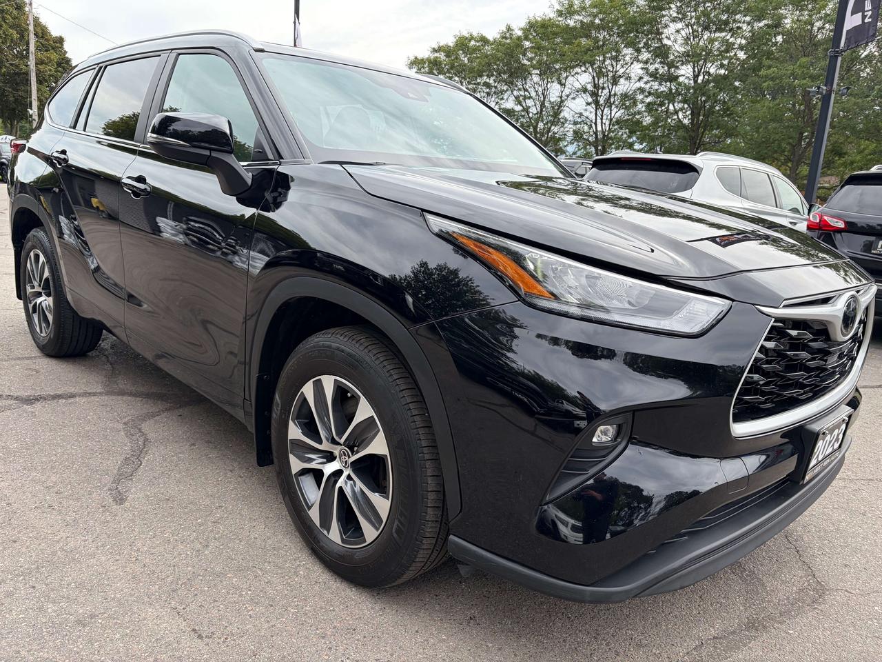 2023 Toyota Highlander XLE AWD One Owner Clean CARFAX SofTex Moonroof Photo