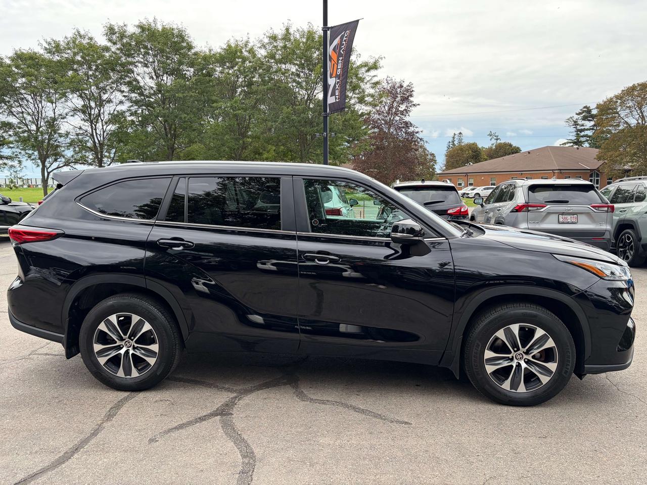 2023 Toyota Highlander XLE AWD One Owner Clean CARFAX SofTex Moonroof Photo