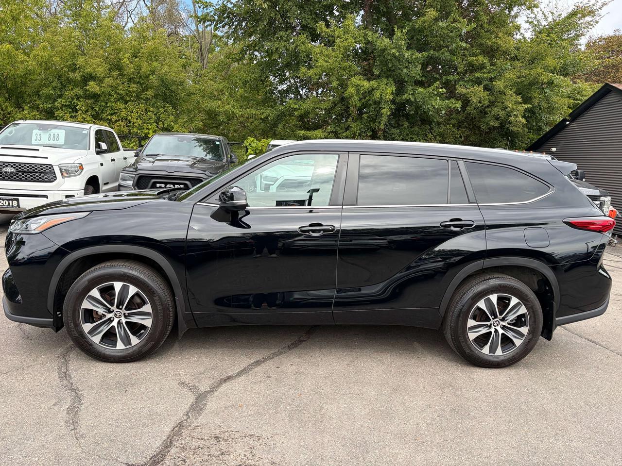 2023 Toyota Highlander XLE AWD One Owner Clean CARFAX SofTex Moonroof Photo
