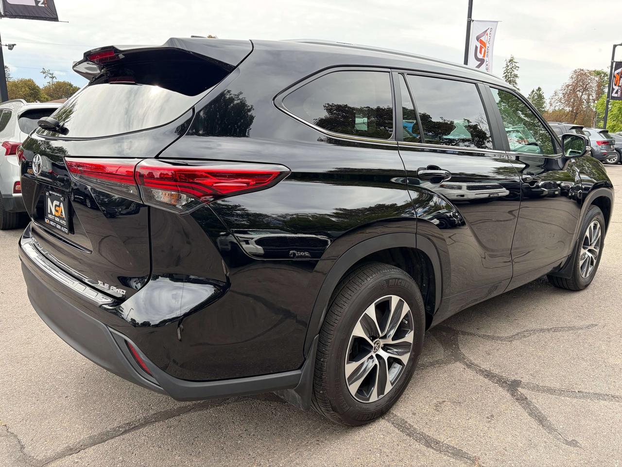 2023 Toyota Highlander XLE AWD One Owner Clean CARFAX SofTex Moonroof Photo