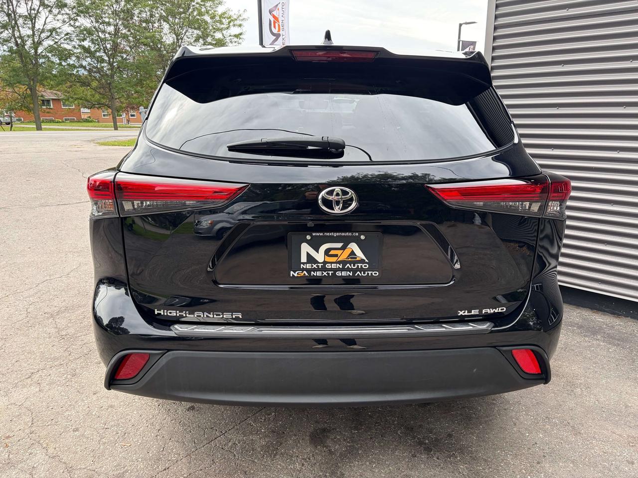 2023 Toyota Highlander XLE AWD One Owner Clean CARFAX SofTex Moonroof Photo