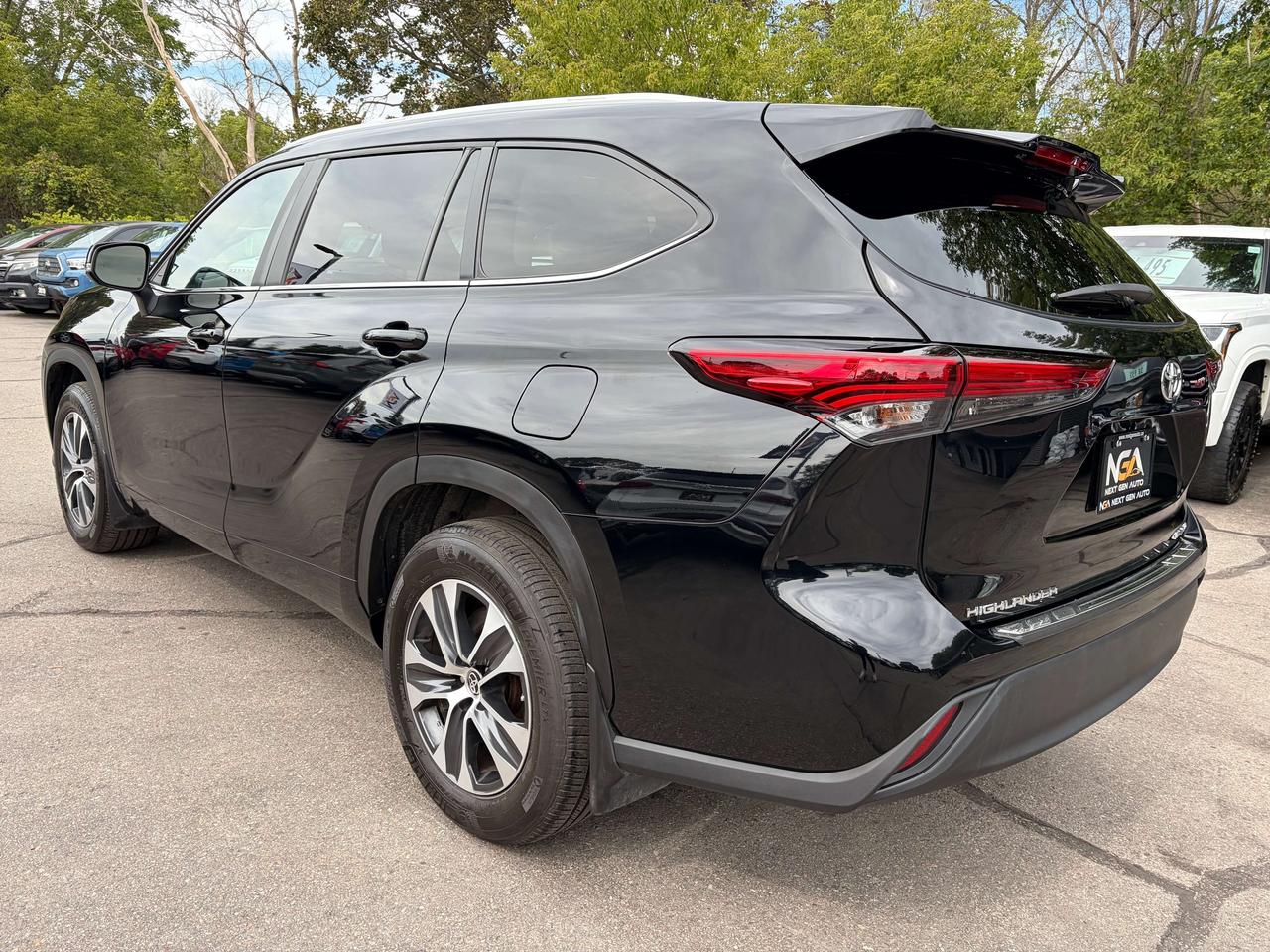 2023 Toyota Highlander XLE AWD One Owner Clean CARFAX SofTex Moonroof Photo