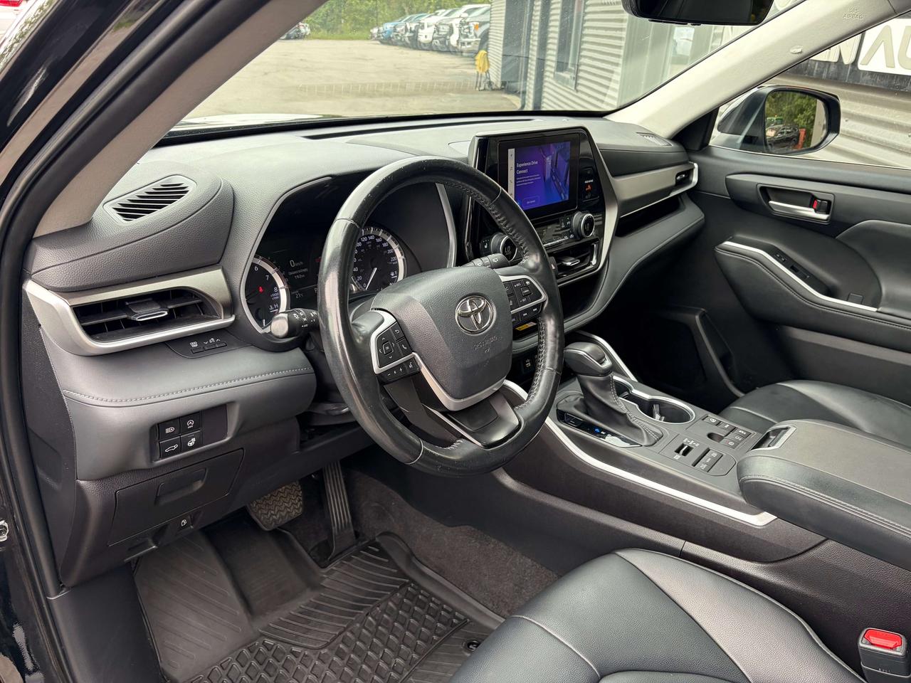 2023 Toyota Highlander XLE AWD One Owner Clean CARFAX SofTex Moonroof Photo