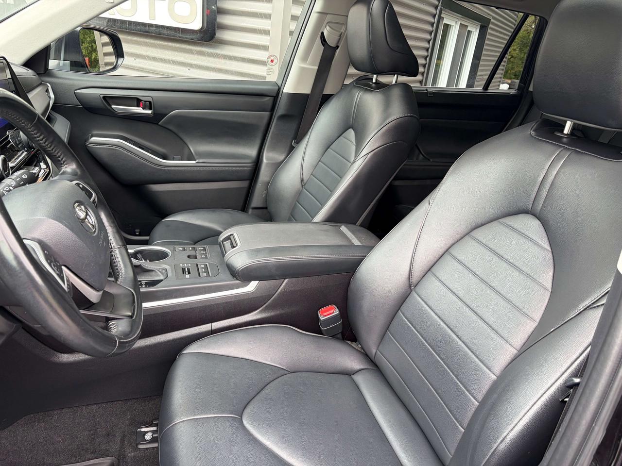 2023 Toyota Highlander XLE AWD One Owner Clean CARFAX SofTex Moonroof Photo