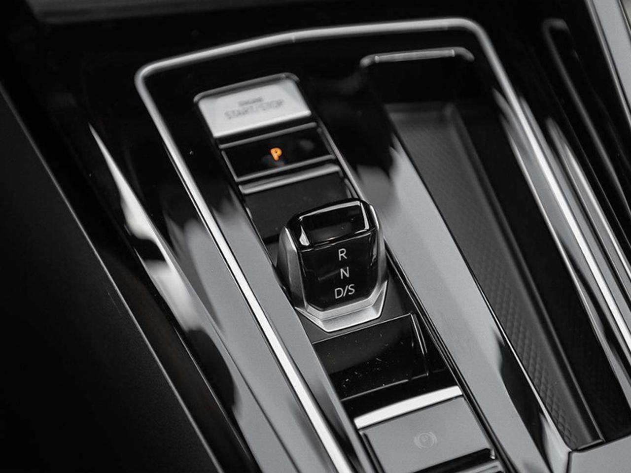2026 Volkswagen Golf R BLACK EDITION Photo