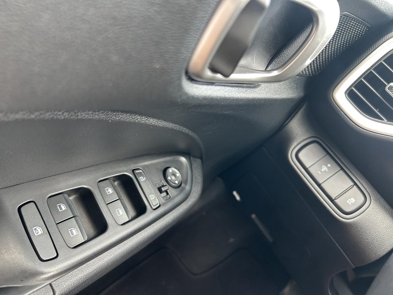 2025 Hyundai Venue Preferred | Reverse Cam | Heated Seats Photo