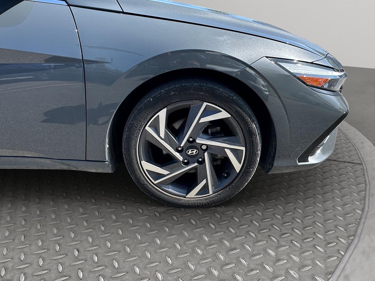 2025 Hyundai Elantra Luxury | Sunroof | Lane Keep Assist | Keyless Entry & Start Photo
