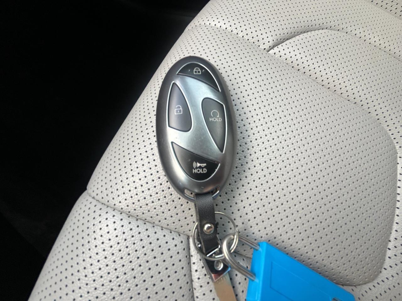 2025 Hyundai Elantra Luxury | Sunroof | Lane Keep Assist | Keyless Entry & Start Photo
