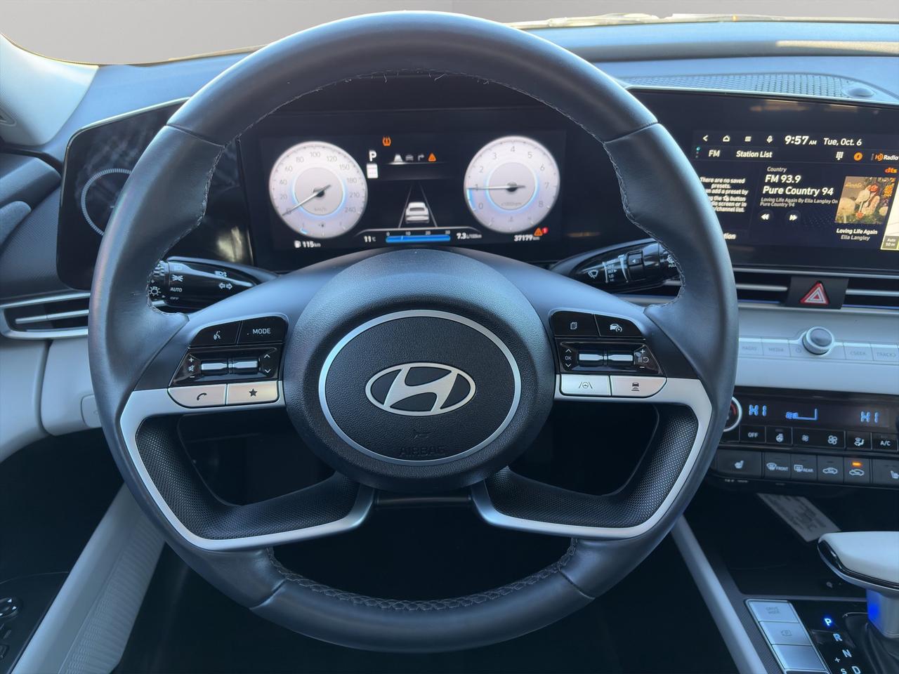 2025 Hyundai Elantra Luxury | Sunroof | Lane Keep Assist | Keyless Entry & Start Photo