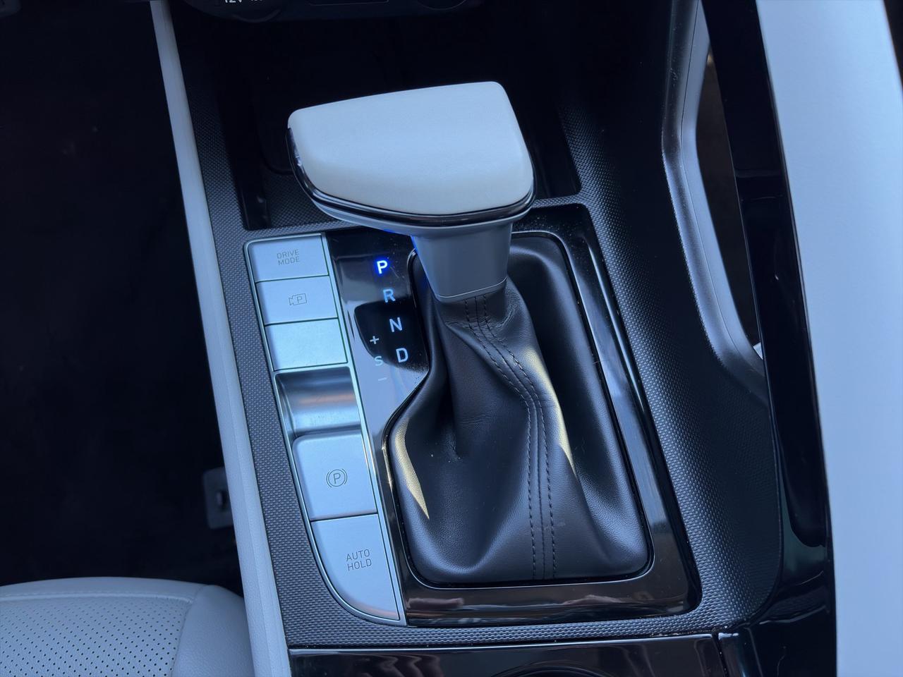 2025 Hyundai Elantra Luxury | Sunroof | Lane Keep Assist | Keyless Entry & Start Photo