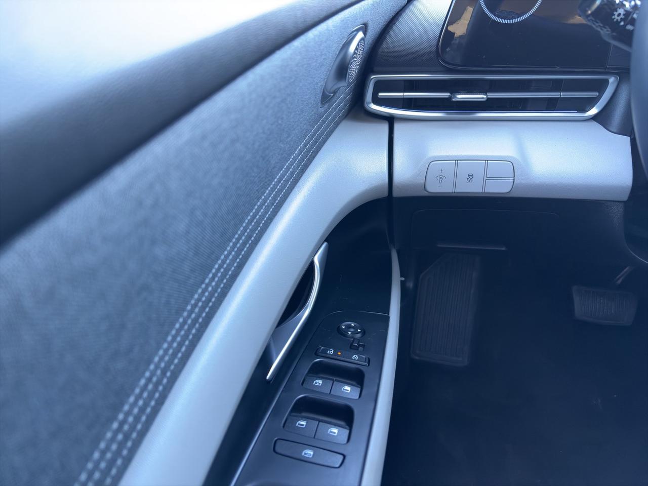 2025 Hyundai Elantra Luxury | Sunroof | Lane Keep Assist | Keyless Entry & Start Photo