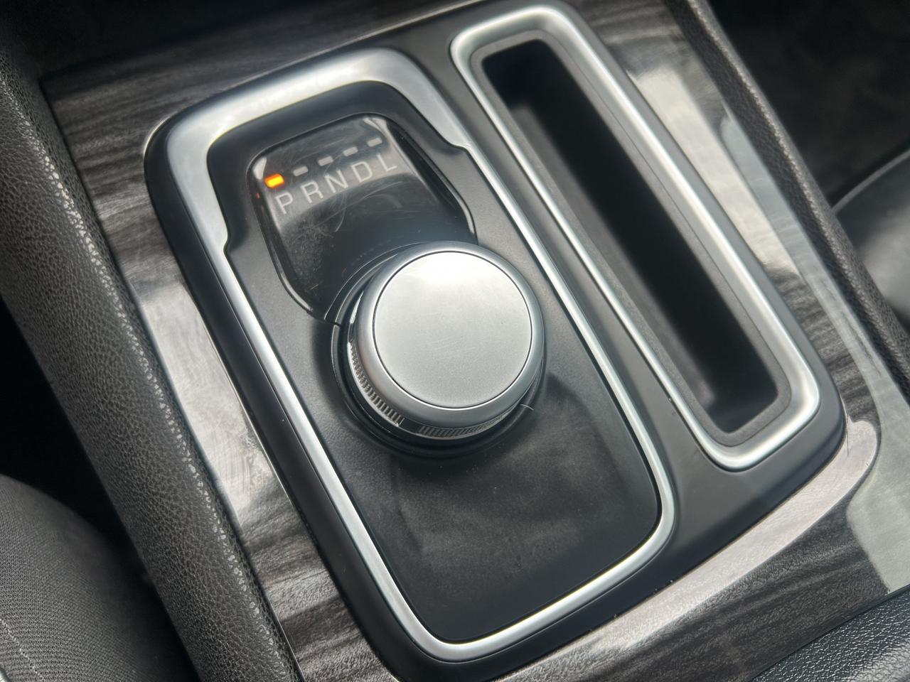 2016 Chrysler 300 Touring | Panoramic Sunroof | Keyless Start & Entry | Reverse Camera | Photo