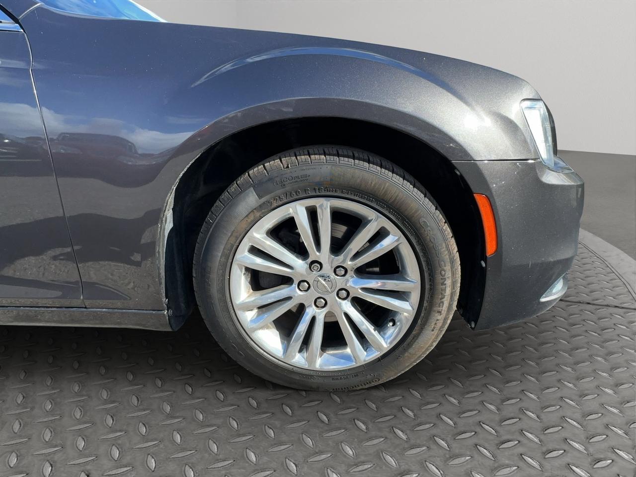 2016 Chrysler 300 Touring | Panoramic Sunroof | Keyless Start & Entry | Reverse Camera | Photo