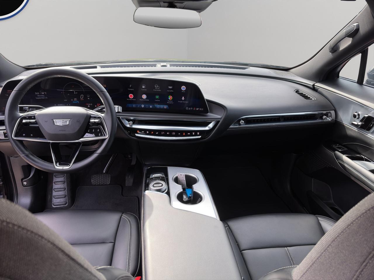 2024 Cadillac LYRIQ Tech | 33 Inch Curved Display | Wireless Apple CarPlay | Automatic Emergency Breaks | Photo
