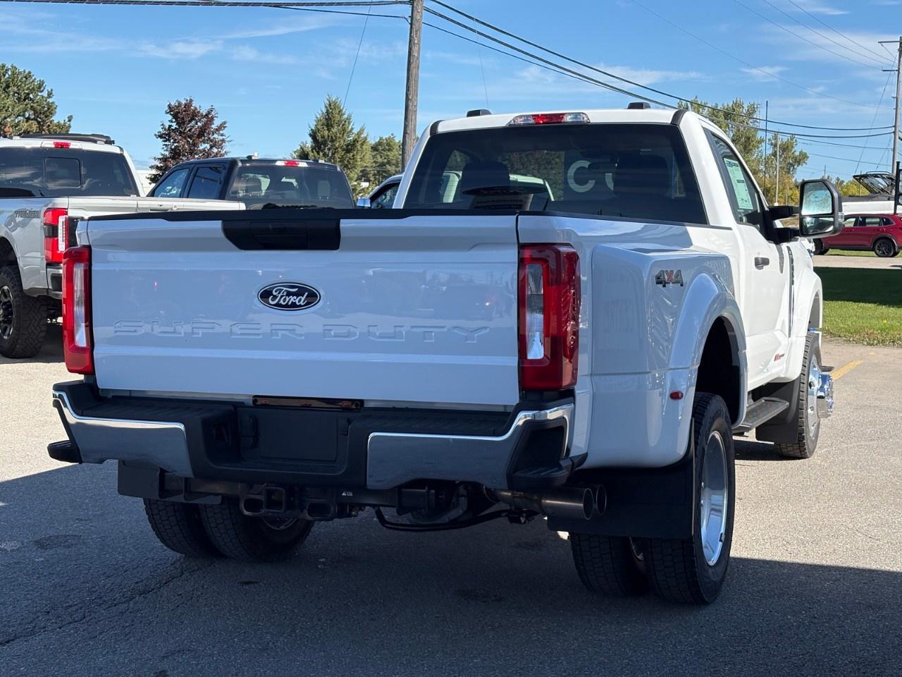 2027 Ford F-450 Super Duty DRW XLT 4WD Reg Cab 8' Box Photo