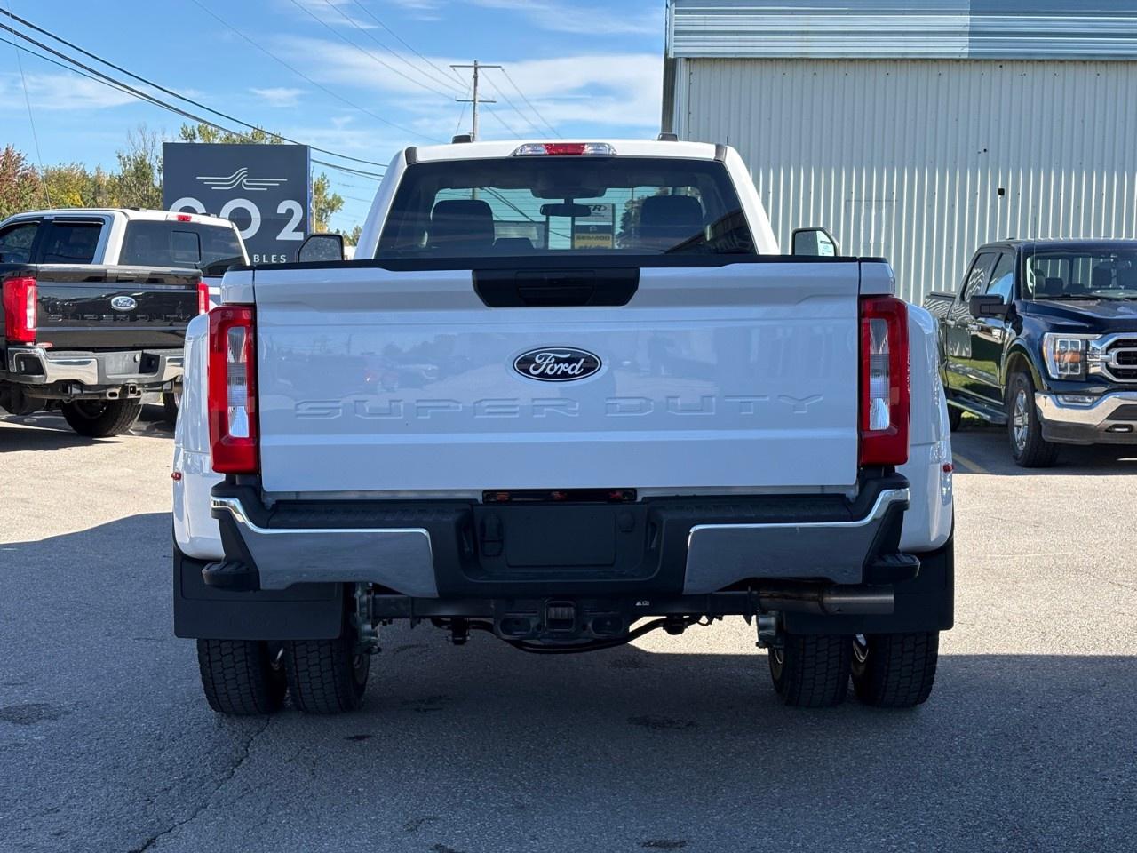2027 Ford F-450 Super Duty DRW XLT 4WD Reg Cab 8' Box Photo