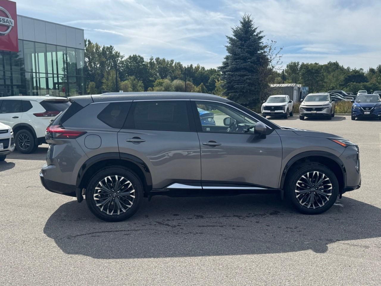 2026 Nissan Rogue AWD Platinum Photo2
