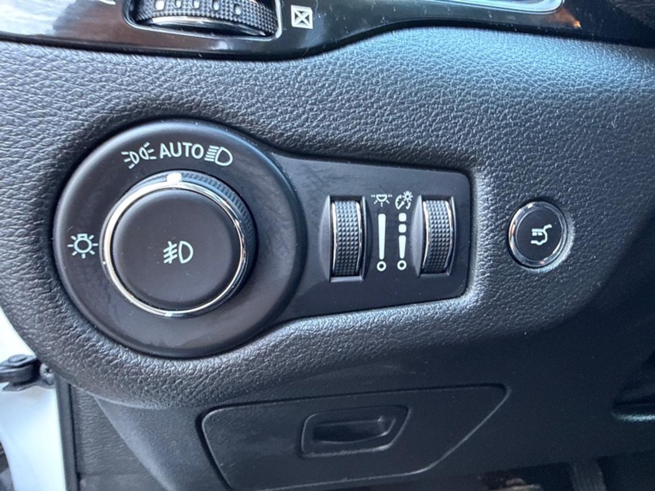 2022 Jeep Cherokee Altitude  Panoramic Sunroof - Low Mileage Photo