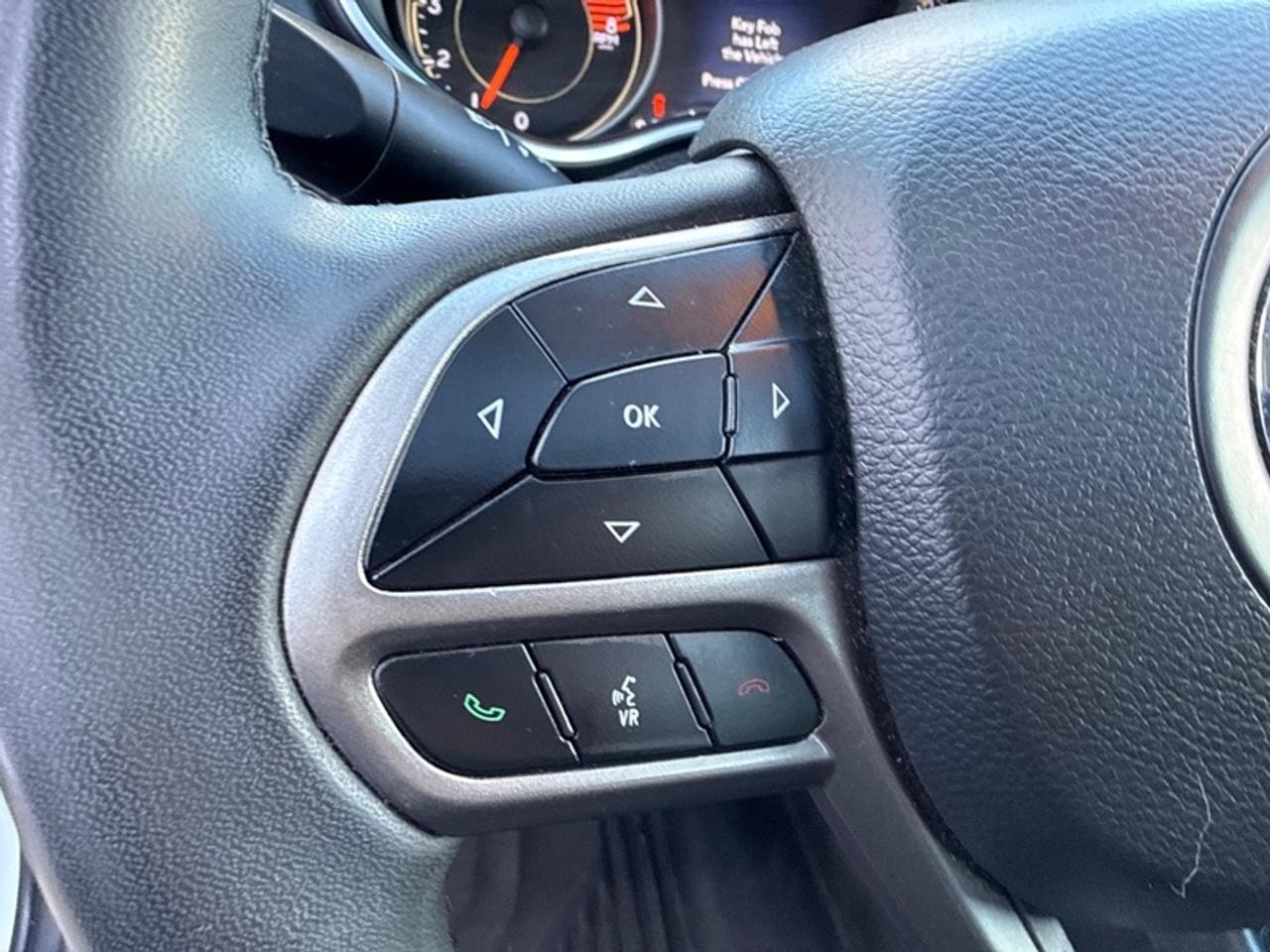 2022 Jeep Cherokee Altitude  Panoramic Sunroof - Low Mileage Photo