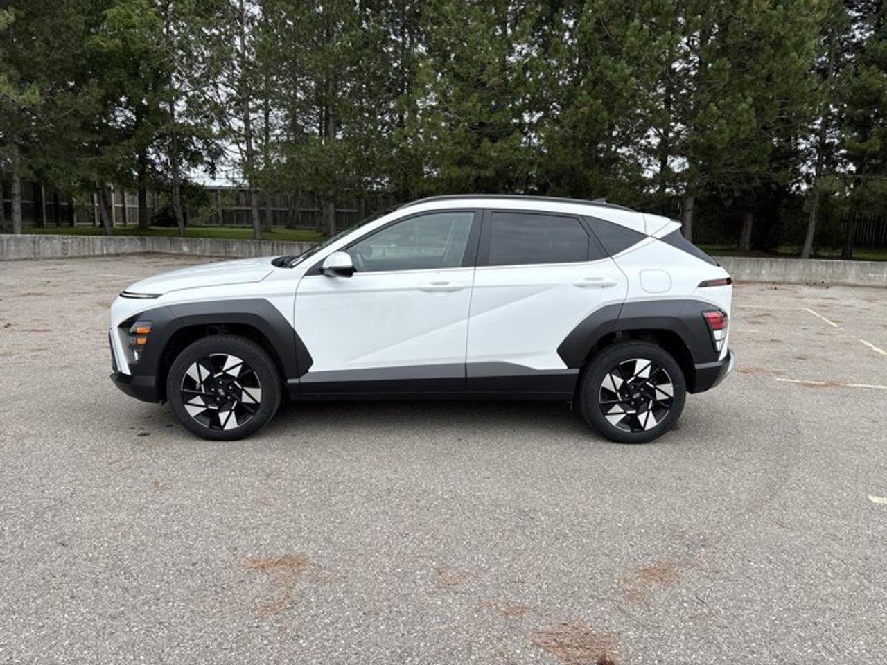 2025 Hyundai KONA Preferred AWD | No Accidents | Leather Seats Photo