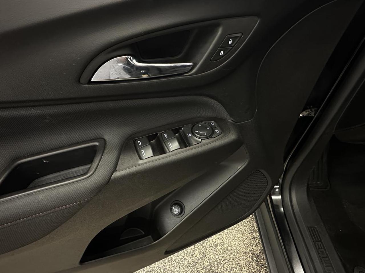 2022 Chevrolet Equinox RS/AWD/PANOROOF/1 OWNER GM LEASE RETURN! Photo