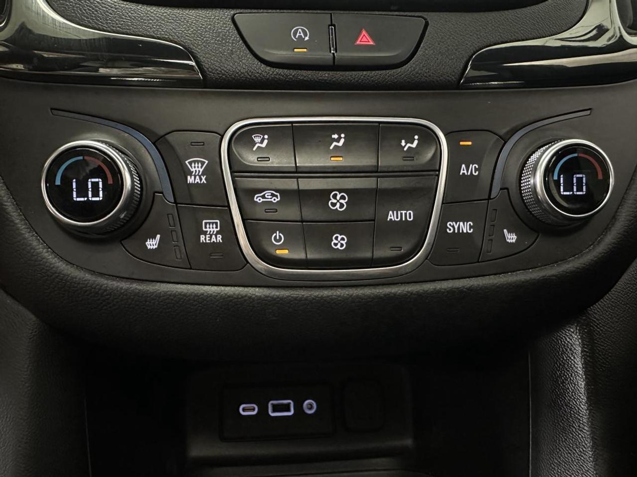 2022 Chevrolet Equinox RS/AWD/PANOROOF/1 OWNER GM LEASE RETURN! Photo