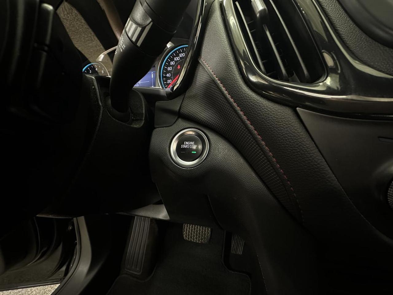 2022 Chevrolet Equinox RS/AWD/PANOROOF/1 OWNER GM LEASE RETURN! Photo