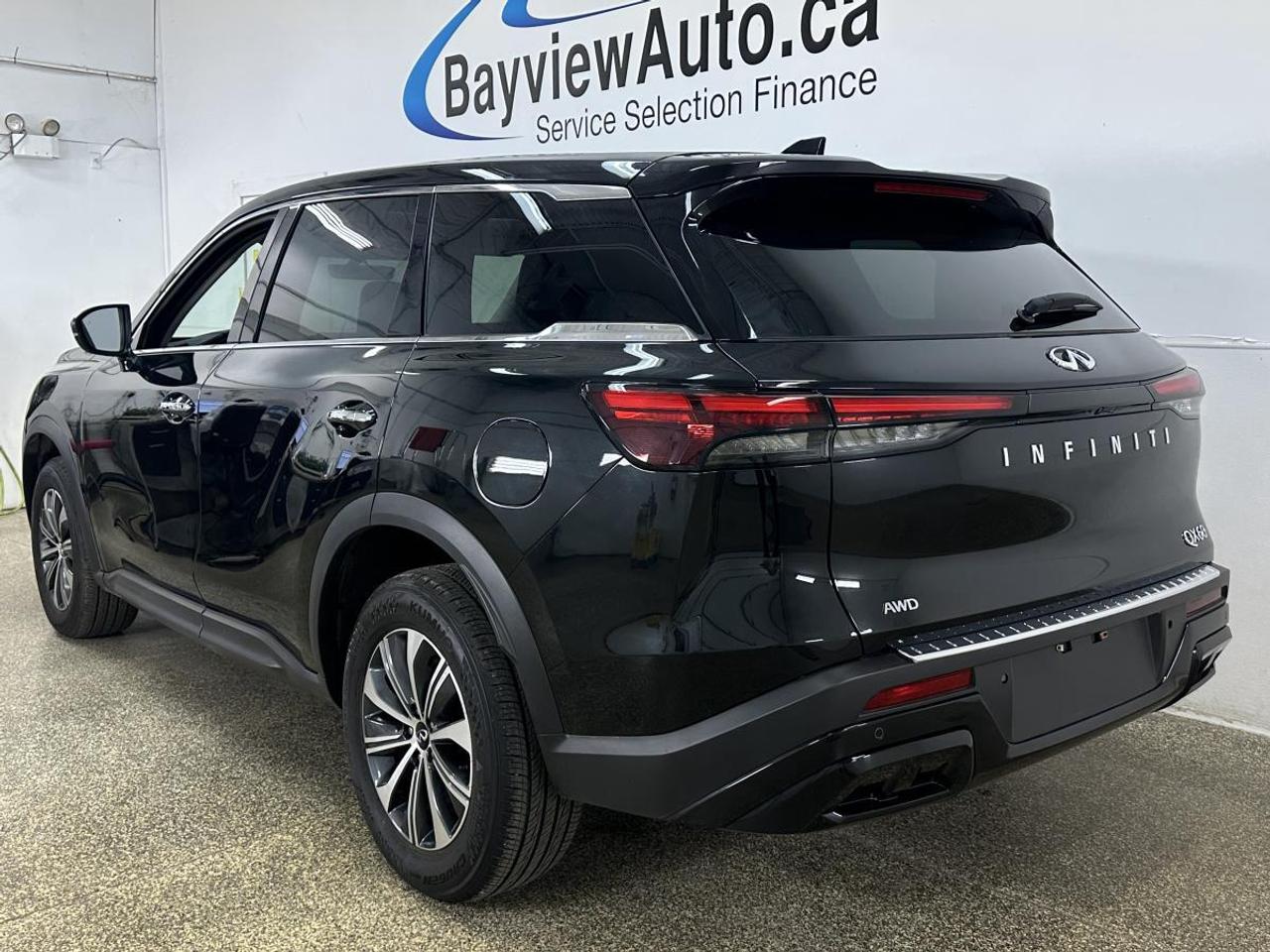 2024 Infiniti QX60 Pure PURE/AWD/7 PASS/LEATHER/PANOROOF/17KM/1 OWNER LEASE RETURN! Photo