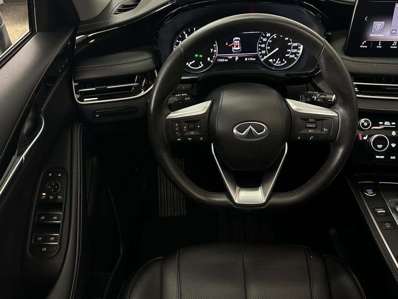 2024 Infiniti QX60 Pure PURE/AWD/7 PASS/LEATHER/PANOROOF/17KM/1 OWNER LEASE RETURN! Photo