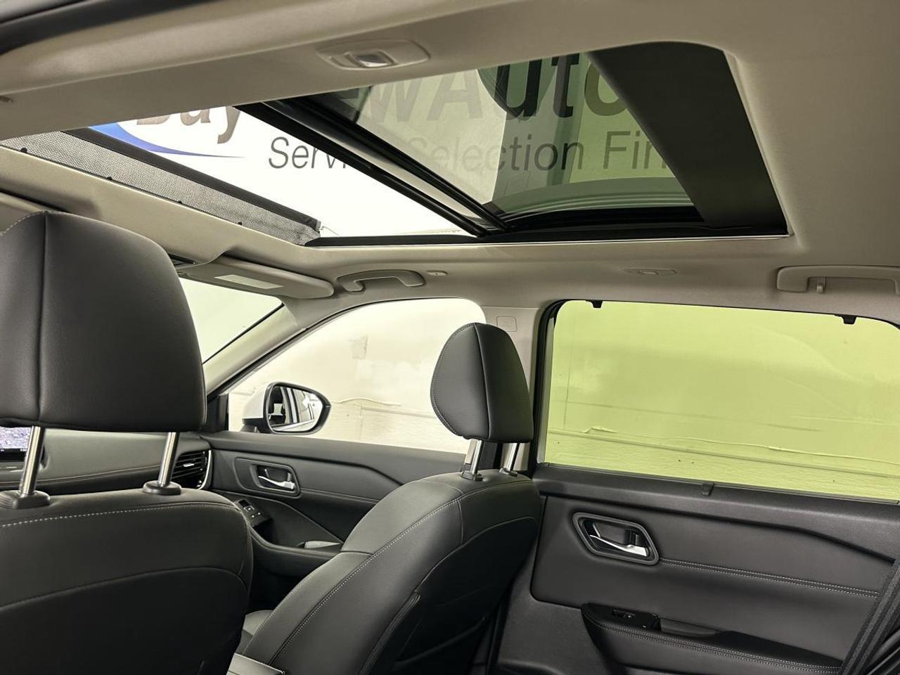 2024 Nissan Rogue SL/AWD/LEATHER/PANOROOF/NAVI/10KM/OFF 1 OWNER NISSAN LEASE! Photo