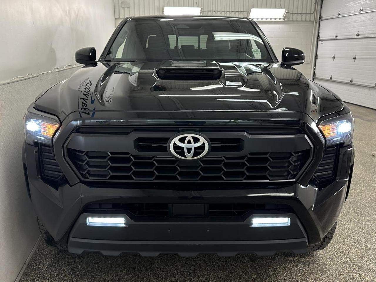 2025 Toyota Tacoma TRD SPORT/HARD TONNEAU/STEP BARS/22KM/OFF 1 OWNER LEASE! Photo1