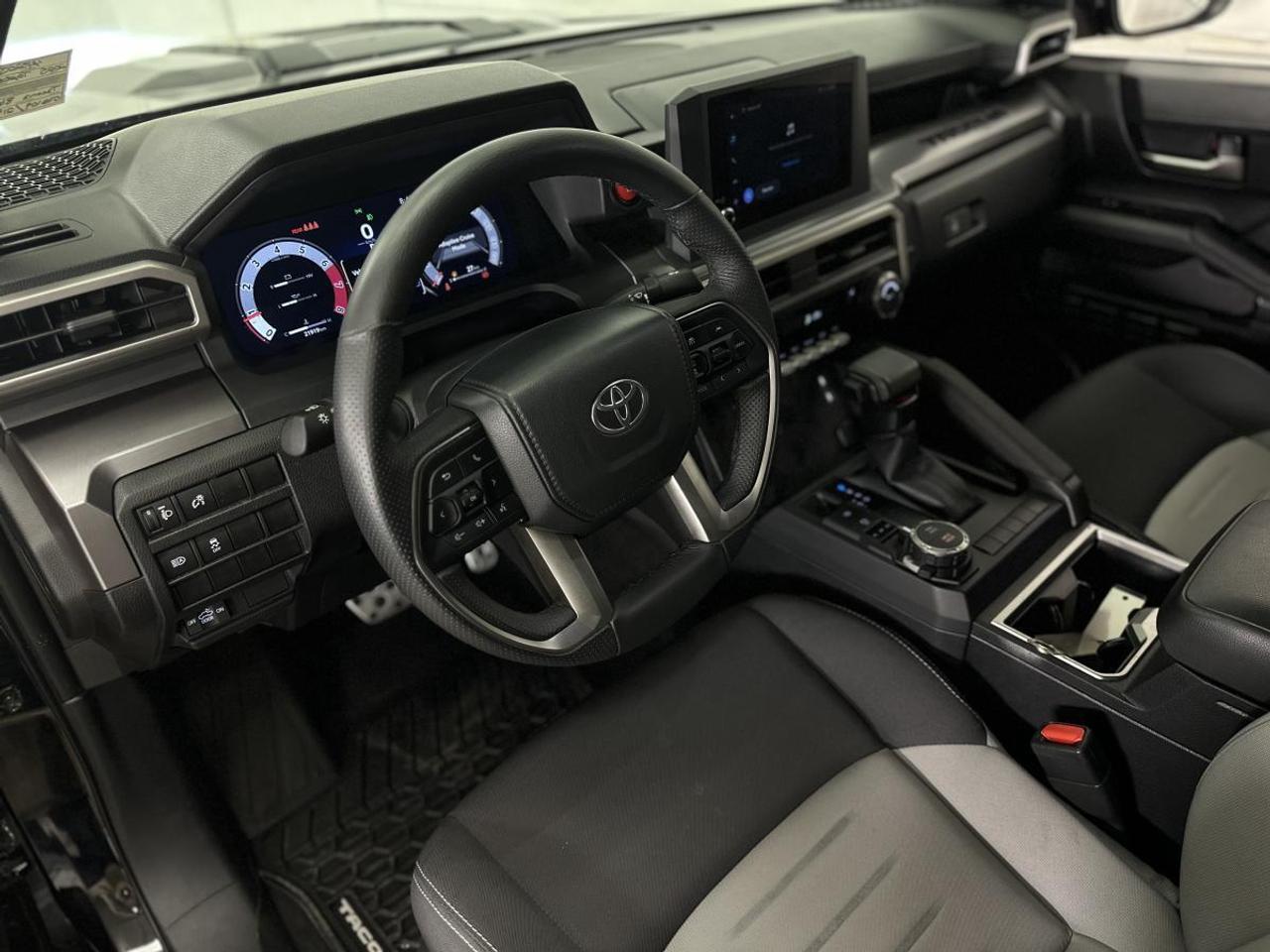 2025 Toyota Tacoma TRD SPORT/HARD TONNEAU/STEP BARS/22KM/OFF 1 OWNER LEASE! Photo