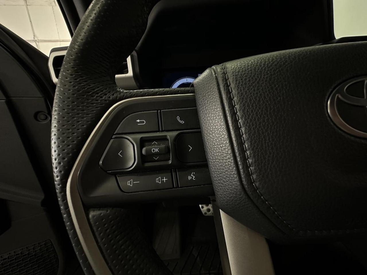 2025 Toyota Tacoma TRD SPORT/HARD TONNEAU/STEP BARS/22KM/OFF 1 OWNER LEASE! Photo