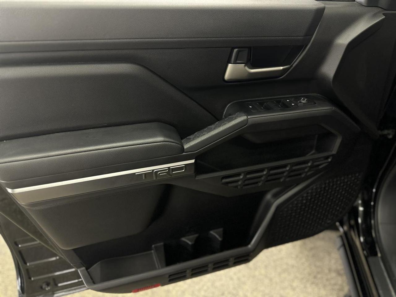 2025 Toyota Tacoma TRD SPORT/HARD TONNEAU/STEP BARS/22KM/OFF 1 OWNER LEASE! Photo