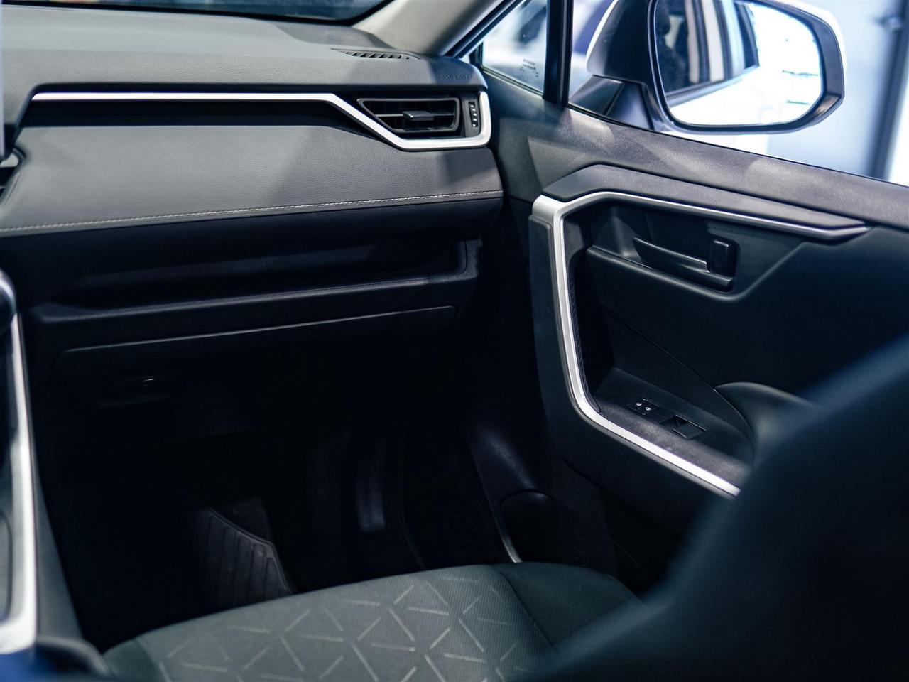2025 Toyota RAV4 LE | AWD | NO ACCIDENTS | APP CONNECT | BLIND SPOT Photo