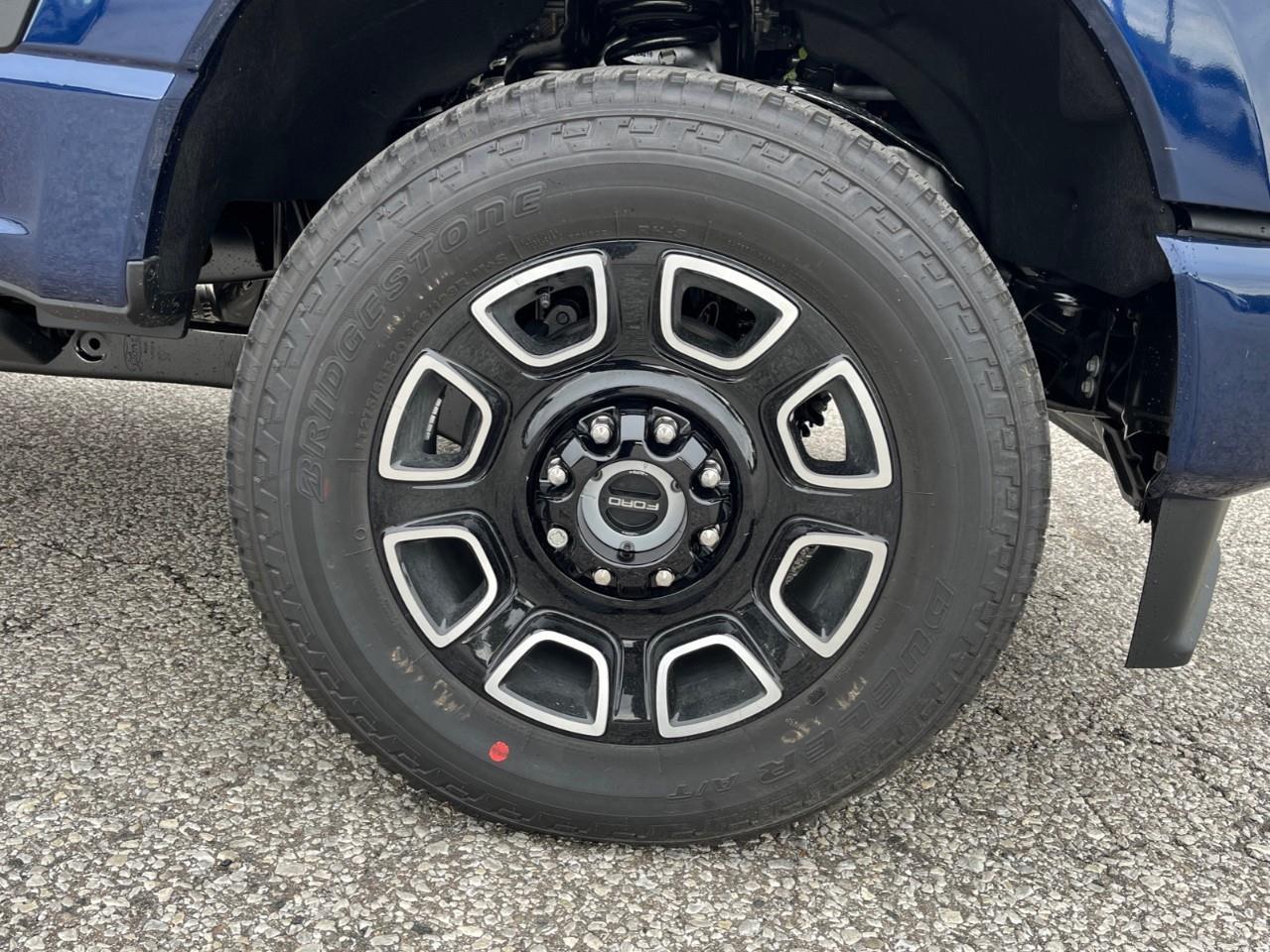 2027 Ford F-250 Platinum Photo