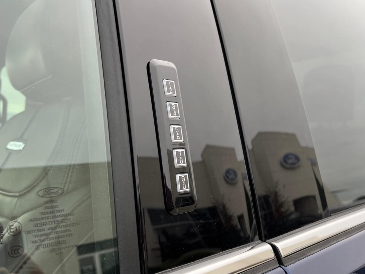 2027 Ford F-250 Platinum Photo