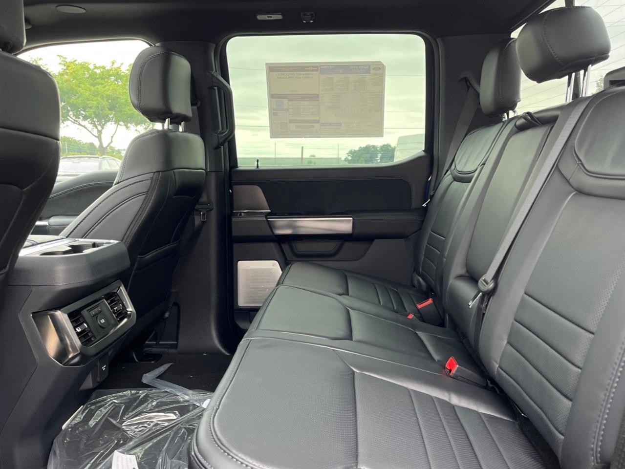 2027 Ford F-250 Platinum Photo