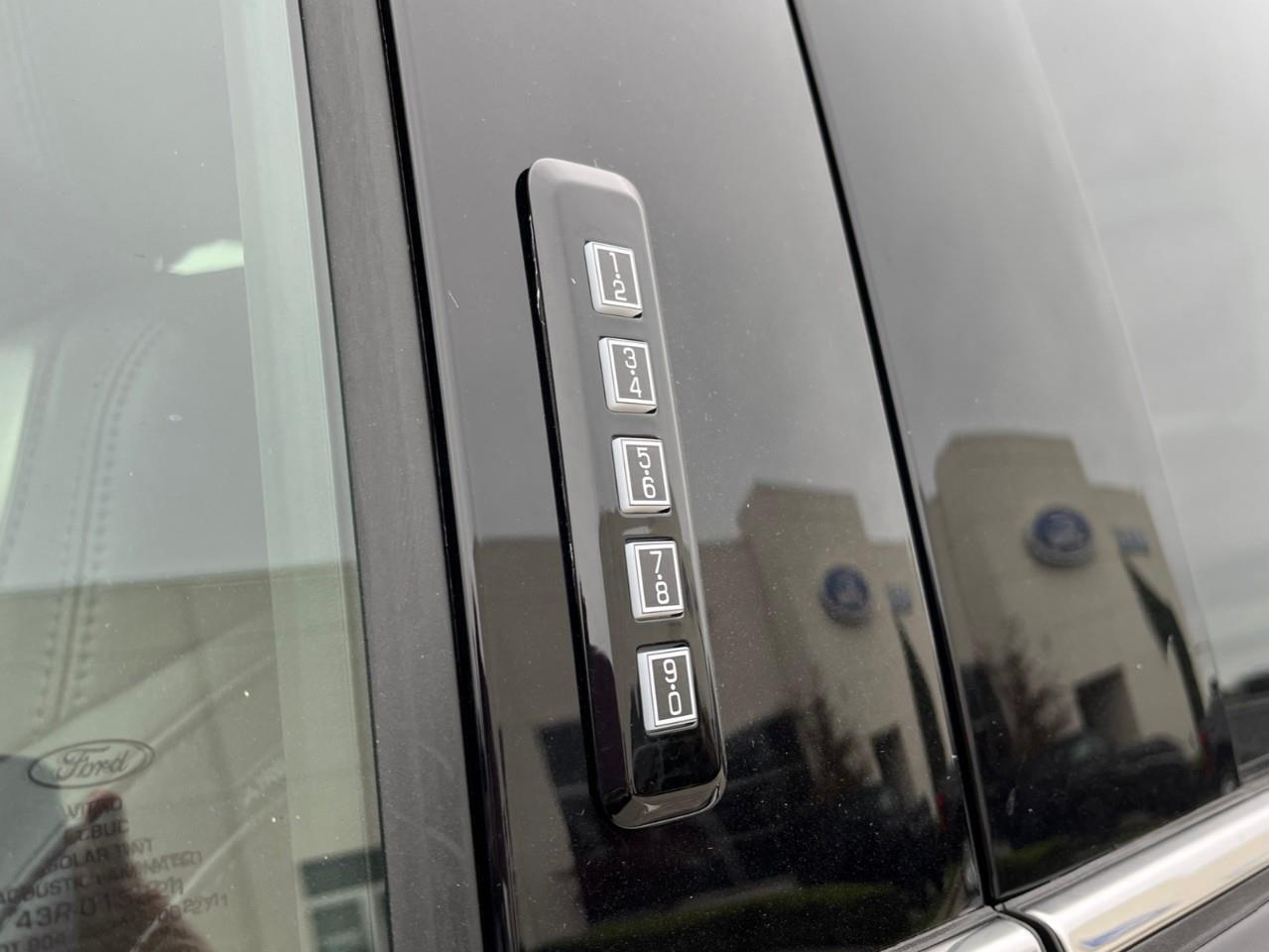 2027 Ford F-250 Platinum Photo