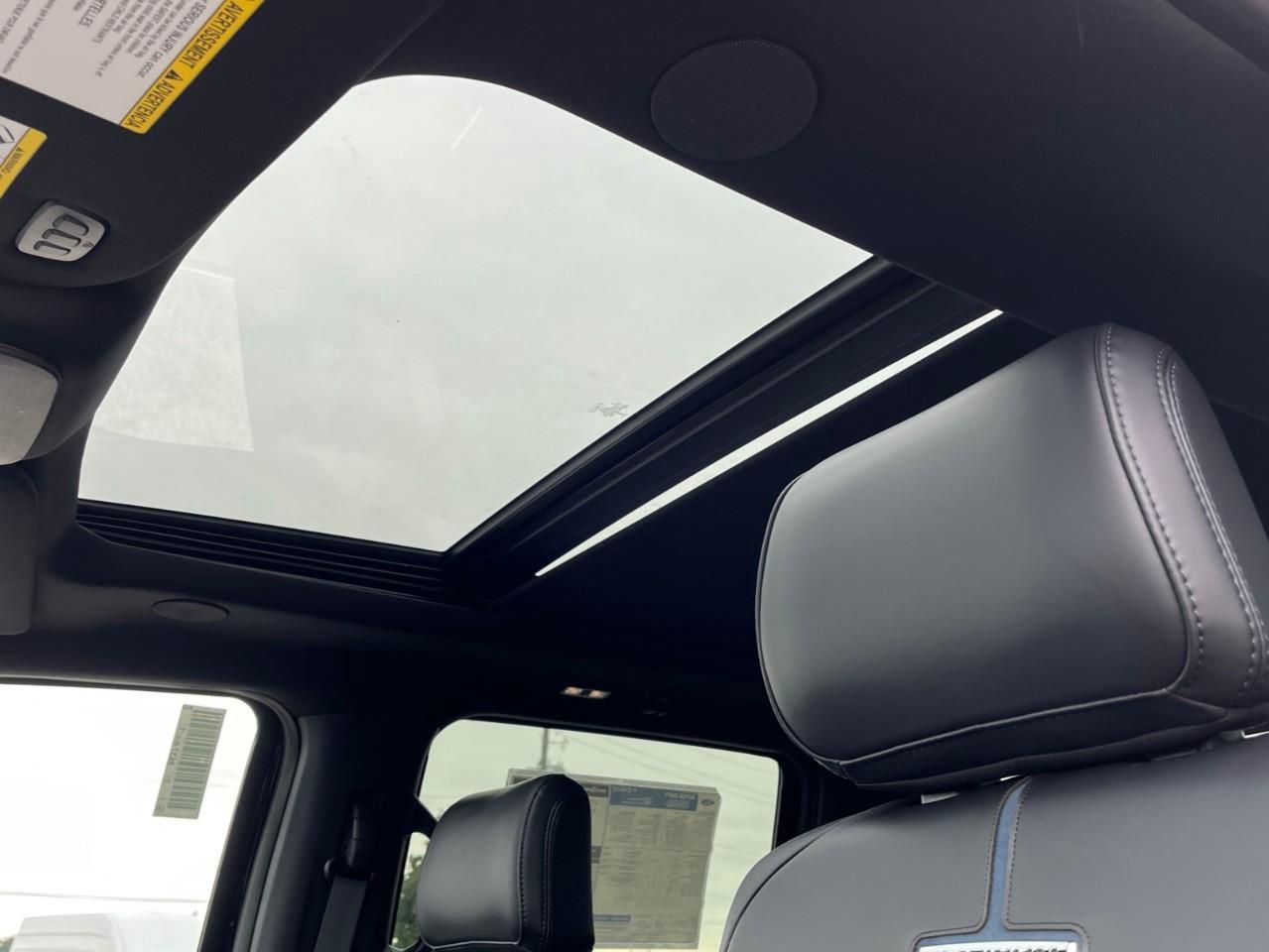 2027 Ford F-250 Platinum Photo