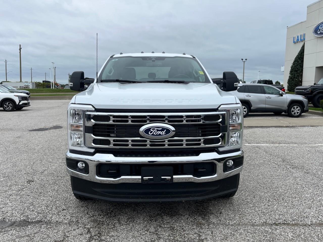 2027 Ford F-350 XLT Photo